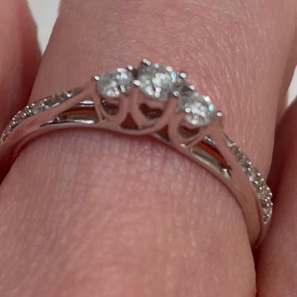 Old Prices $999 Genuine Diamonds Solid 10K White Gold Ring Gorgeous - Picture 2 of 8